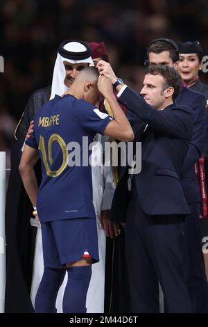 Lusail, Katar. 18.. Dezember 2022. Der französische Präsident Emmanuel Macron (R, Front) verleiht Kylian Mbappe von Frankreich während der Verleihung der FIFA-Weltmeisterschaft 2022 im Lusail-Stadion in Lusail, Katar, am 18. Dezember 2022. Kredit: Cao Can/Xinhua/Alamy Live News Stockfoto
