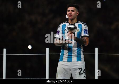 LUSAIL CITY, KATAR - DEZEMBER 18: Enzo Fernandez aus Argentinien posiert mit seinem FIFA Young Player Award während des Finales - FIFA World Cup Qatar 2022 Match zwischen Argentinien und Frankreich im Lusail Stadium am 18. Dezember 2022 in Lusail City, Katar (Foto: Pablo Morano/BSR Agency) Stockfoto