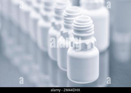 Arzneimittelflaschen und Ampullen. Zusammensetzung von Arzneimittelflaschen. Medizinische leere weiße Plastikflaschen Stockfoto