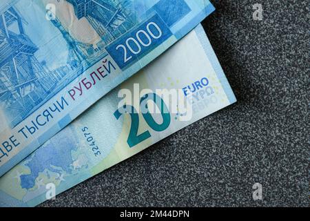 Rubeltausch. Zweitausend Rubel und zwanzig Euro Stockfoto