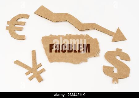 Wirtschafts- und Krisenkonzept. Auf weißem Hintergrund, Dollar-, Euro- und Yen-Symbole, ein Pfeil nach unten und ein Pappkarton mit der Inschrift - PROBLEM Stockfoto