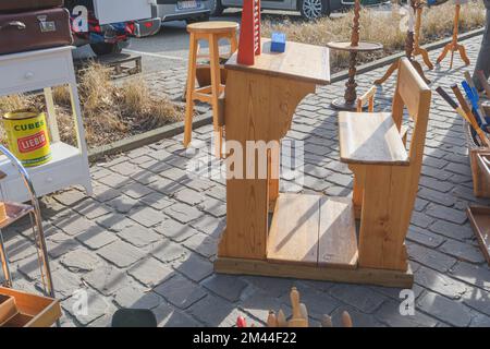 Tongeren. Limburg - Belgien 13-02-2022. Schulschreibtisch der Vergangenheit. Hölzerner Schultisch. Flohmarkt-Verkauf Stockfoto