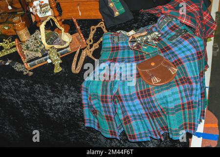 Tongeren. Limburg - Belgien 13-02-2022. Schottischer Kilt-Rock. Nationale Kleidung. Flohmarkt-Verkauf Stockfoto