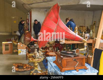 Tongeren. Limburg - Belgien 13-02-2022. Klassisches Grammophon mit Vinylplatte auf dem Flohmarkt erhältlich Stockfoto