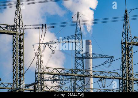 380-kV-Anlage, Schaltanlage des Übertragungsnetzbetreibers Amprion, im Emscherbruch in Herten, Kamin der STEAG-Kraft-Wärme-Kopplung pl Stockfoto