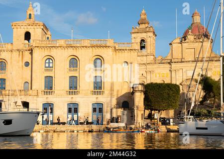 Blick von einem traditionellen maltesischen Wassertaxi, das am Landungsort Vittoriosa ankommt, am großen Hafen Marina, Malta Maritime Museum und St. - Bei Lawrence Stockfoto