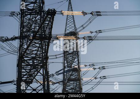 380-kV-Anlage, Schaltanlage, des Übertragungsnetzbetreibers Amprion, im Emscherbruch in Herten, Hochspannungspylon mit Glasisolatoren, NRW, Ger Stockfoto