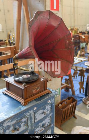 Tongeren. Limburg - Belgien 13-02-2022. Klassisches amerikanisches Grammophon mit Schallplatte auf dem Flohmarkt Stockfoto