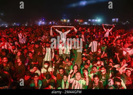 Dhaka, Bangladesch. 18.. Dezember 2022. Tausende von Menschen, die beim Finale der Katar-Weltmeisterschaft Argentinien und Frankreich auf dem Campus der Dhaka University in Dhaka, Bangladesch, am 18. Dezember 2022 auf der großen Leinwand zuschauen. (Kreditbild: © Suvra Kanti das/ZUMA Press Wire) Stockfoto