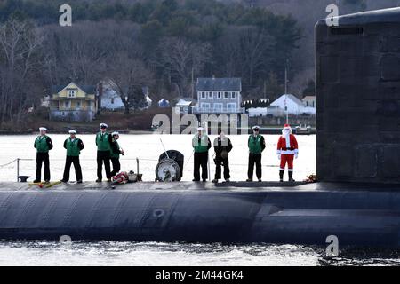 221218-N-GR655-0018 GROTON, STECKVERBINDER (18. Dezember 2022) – die USS South Dakota (SSN 790) durchquert die Themse während einer Homecoming-Veranstaltung am Naval Submarine Base New London in Groton, Conn., 18. Dezember. South Dakota kehrte nach einem fünfmonatigen Einsatz zur Unterstützung der maritimen Strategie des Leiters der Marineeinsätze zum Homeport zurück. Das U-Boot USS South Dakota der Virginia-Klasse und seine Besatzung arbeiten unter dem Submarine Squadron (SUBRON) FOUR, und seine Hauptaufgabe ist es, Angriffs-U-Boote bereitzustellen, die bereit, willens und in der Lage sind, die einzigartigen Herausforderungen von Unterwasserkampf und Einsatzoper zu meistern Stockfoto