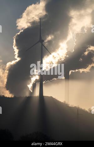 Windpark Halde Oberscholven, Rauchwolken aus dem Kühlturm und dem Kamin des Kohlekraftwerks Scholven von Uniper, Gelsenkrichen, NRW, Ge Stockfoto