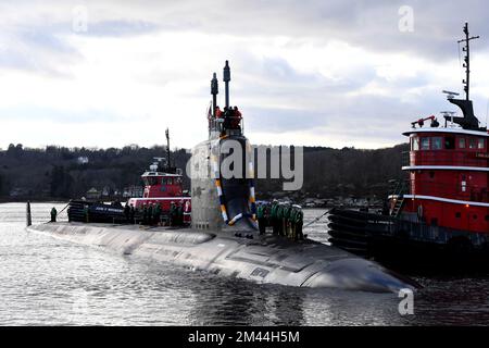 221218-N-GR655-0035 GROTON, STECKVERBINDER (18. Dezember 2022) – die USS South Dakota (SSN 790) bereitet sich auf eine Homecoming-Veranstaltung am Naval Submarine Base New London in Groton, Conn., 18. Dezember vor. South Dakota kehrte nach einem fünfmonatigen Einsatz zur Unterstützung der maritimen Strategie des Leiters der Marineeinsätze zum Homeport zurück. Das U-Boot USS South Dakota der Virginia-Klasse und seine Crew operieren unter dem Submarine Squadron (SUBRON) FOUR. Seine Hauptaufgabe ist es, Angriffs-U-Boote bereitzustellen, die bereit, willens und in der Lage sind, die einzigartigen Herausforderungen des Unterwasserkampfes zu meistern und Einsätze im Einsatz in Stockfoto