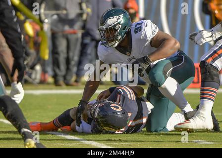 Chicago, Usa. 18.. Dezember 2022. Philadelphia Eagles Defensive Tackle Javon Hargrave (97) entlässt Chicago Bears Quarterback Justin Fields (1) am Sonntag, den 18. Dezember 2022 im Soldier Field in Chicago. Die Eagles gewannen 25:20. Foto von Mark Black/UPI Credit: UPI/Alamy Live News Stockfoto