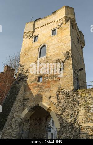 Tongeren. Limburg - Belgien 13-02-2022. Turm der antiken Mauer der Stadt Tongeren. Flandern, Belgien Stockfoto