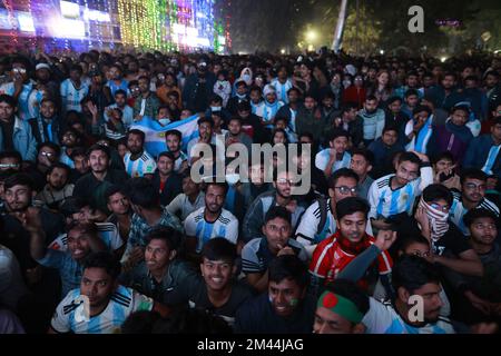 Dhaka, Bangladesch. 18.. Dezember 2022. Tausende von Menschen, die beim Finale der Katar-Weltmeisterschaft Argentinien und Frankreich auf dem Campus der Dhaka University in Dhaka, Bangladesch, am 18. Dezember 2022 auf der großen Leinwand zuschauen. (Kreditbild: © Suvra Kanti das/ZUMA Press Wire) Stockfoto