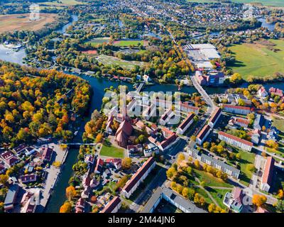 Drohnenschuss, Old Town Island, Rathenow mit St. Marien-Andreas-Kirche, Bezirk Havelland, Brandenburg, Deutschland Stockfoto