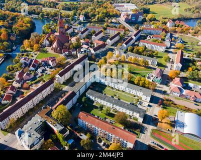 Drohnenschuss, Old Town Island, Rathenow mit St. Marien-Andreas-Kirche, Bezirk Havelland, Brandenburg, Deutschland Stockfoto