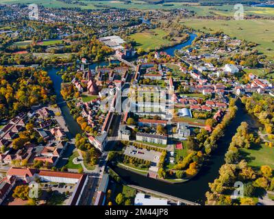 Drohnenschuss, Old Town Island, Rathenow mit St. Marien-Andreas-Kirche, Bezirk Havelland, Brandenburg, Deutschland Stockfoto