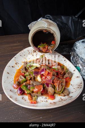 Traditionelle türkische Küche. Testi Kebab, lokales Essen in der Türkei. Authentisches türkisches Testi Kebab, in Steingut-Wasserkanne gekocht. Stockfoto