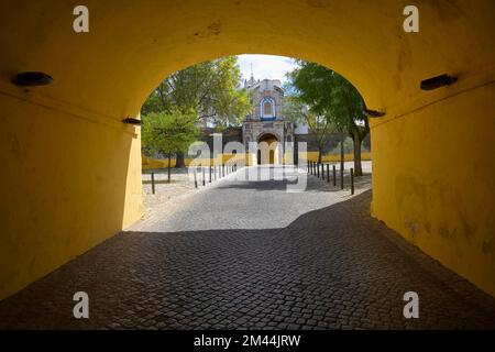 Äußeres Ecktor und Blick auf die Eremitage und Kapelle unserer Muttergottes der Empfängnis auf dem Innentor, Elvas, Alentejo, Portugal Stockfoto