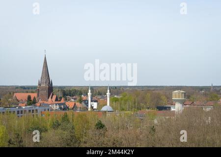 Beringen. Limburg - Belgien 11-04-2022. Eine gotische katholische Kathedrale und eine türkische Moschee im selben Viertel in Beringen, Belgien. Draufsicht auf die Stockfoto