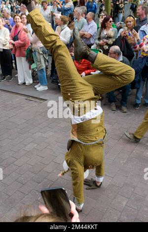 Genk. Limburg-Belgien 01-05-2022. Ein Spektakel für die Bürger. O-Parade. Akrobat im Retro-Kostüm. Handständer Stockfoto