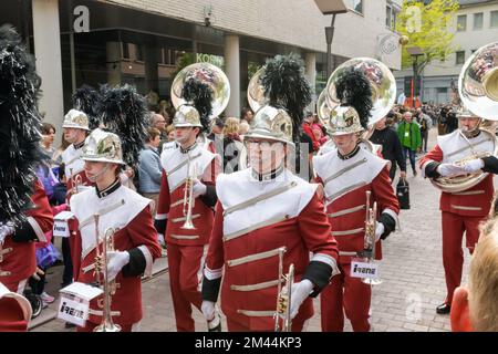 Genk. Limburg-Belgien 01-05-2022. Ein Spektakel für die Bürger. O-Parade. Künstler in Kostümen auf der Straße der Stadt. Messingband in Kostümen Stockfoto