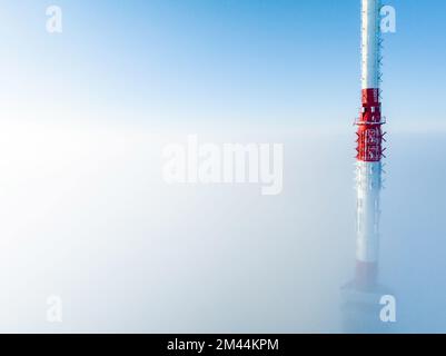 Draufsicht der Drohne auf den Fernsehturm von Riga in Lettland. Stockfoto