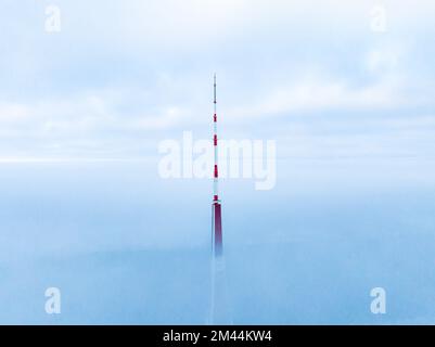 Draufsicht der Drohne auf den Fernsehturm von Riga in Lettland. Stockfoto