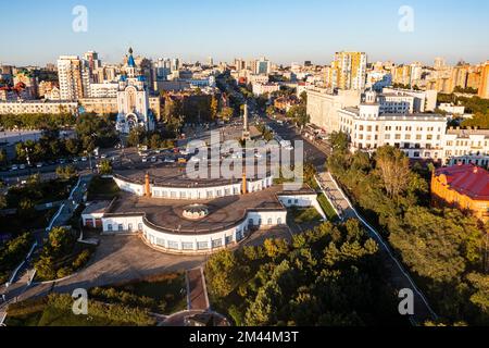 Luftaufnahme der Uspensky-Kathedrale des Aufstiegs auf dem Komsomol-Platz, Khabarowsk, Khabarowsk Krai, Russland Stockfoto