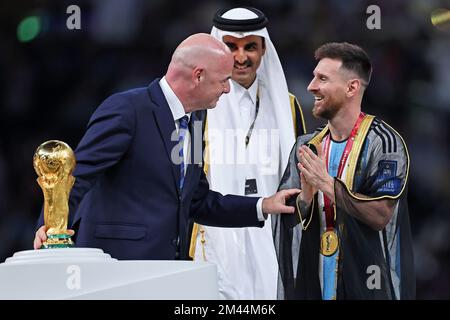 Doha, Katar. 18.. Dezember 2022. Lionel Messi aus Argentinien erhält den FIFA-Cup von Gianni Infantino, Präsident der FIFA und Emir von Katar Scheich Tamim bin Hamad Al Thani, nach dem Spiel zwischen Argentinien und Frankreich, für das Finale der FIFA-Weltmeisterschaft Katar 2022 im Lusail Stadium am Sonntag, den 18.. Foto: Heuler Andrey/DiaEsportivo 30761 (Heuler Andrey/SPP) Kredit: SPP Sport Press Photo. Alamy Live News Stockfoto