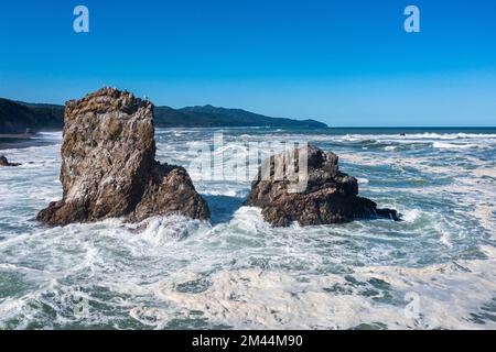 Aus der Luft eines felsigen Felsens, Kap Riese, Sachalin, Russland Stockfoto