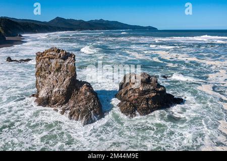 Aus der Luft eines felsigen Felsens, Kap Riese, Sachalin, Russland Stockfoto