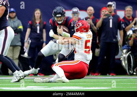 Houston, Texas, USA. 18.. Dezember 2022. Houston Texans Quarterback Jeff Driskel (6) wird am 18. Dezember 2022 im NRG Stadium in Houston, TX, vom Linebacker Leo Chenal der Kansas City Chiefs (54) im vierten Quartal zwischen den Houston Texans und den Kansas City Chiefs angegriffen. (Kreditbild: © Erik Williams/ZUMA Press Wire) Stockfoto