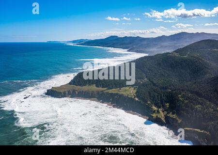 Luftfahrt entlang der Küste von Kap Riese, Sachalin, Russland Stockfoto