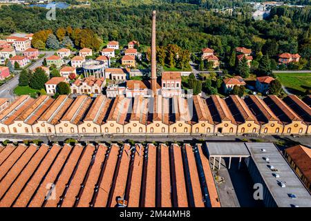 Luftaufnahme des UNESCO-Weltkulturerbes „Firmenstadt“. Crespi dÂ Adda, Italien Stockfoto