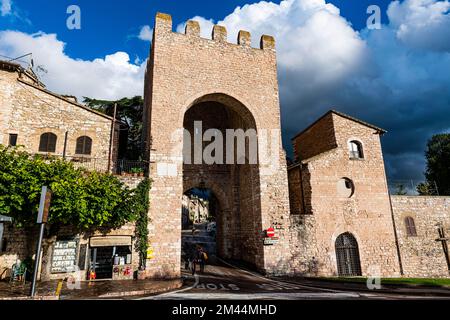 Tor zum UNESCO-Weltkulturerbe Assisi, Italien Stockfoto
