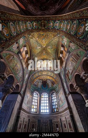 Wunderschöne Mosaiken in der Basilika di San Vitale, UNESCO-Weltkulturerbe Ravenna, Italien Stockfoto