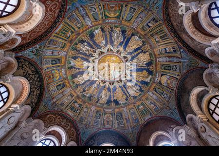 Wunderschöne Mosaiken im Baptisterium von Neon, UNESCO-Weltkulturerbe Ravenna, Italien Stockfoto