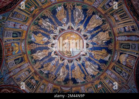 Wunderschöne Mosaiken im Baptisterium von Neon, UNESCO-Weltkulturerbe Ravenna, Italien Stockfoto