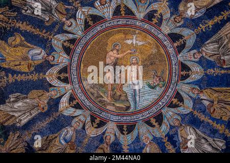 Wunderschöne Mosaiken im Baptisterium von Neon, UNESCO-Weltkulturerbe Ravenna, Italien Stockfoto