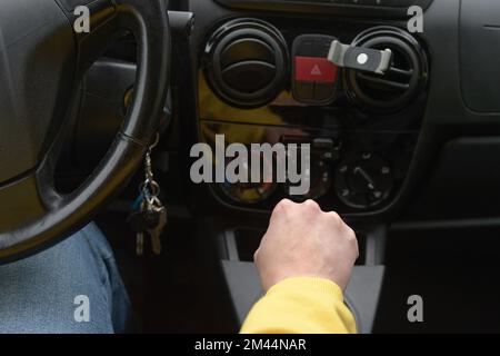 Geschwindigkeit im Auto ändern. Lenkung. Frauenhand wechselt Geschwindigkeit. Ausgewählter Fokus. Stockfoto