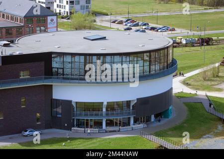 Beringen. Limburg - Belgien 11-04-2022. Öffentlicher Swimmingpool im 2. Stock eines modernen Gebäudes in Beringen Stockfoto