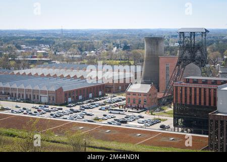 Beringen. Limburg - Belgien 11-04-2022. Das Gebiet der ehemaligen Bergwerke in Beringen heute. Einkaufsstraßen und Parkplätze Stockfoto