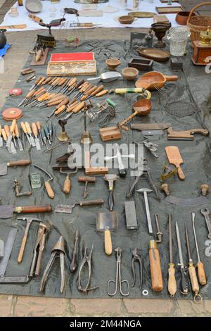 Tongeren. Limburg - Belgien 13-02-2022. Alte medizinische Werkzeuge. Auf einem Flohmarkt erhältlich. Stockfoto