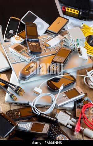 Alte, veraltete Technologie. Elektrische Gegenstände sind nicht mehr von Nutzen. Veraltete Elektroabfälle zum Recycling. Stockfoto