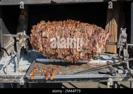 Türkische Cag Kebab auf Pole in horizontaler Position Stockfoto