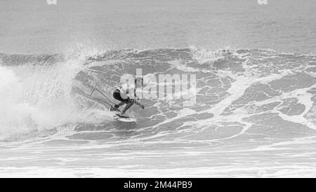 Haleiwa, HI, USA. 18.. Dezember 2022. Balram Stack gewinnt am 18. Dezember 2022 bei den Vans 2022 Pipe Masters bei der Banzai Pipeline in Haleiwa, HI. Kredit: Erik Kabik Photography/Media Punch/Alamy Live News Stockfoto