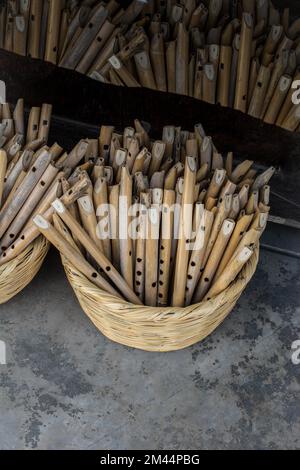 Dutzende von handgefertigten Holzmöbeln Flöten in der Ansicht Stockfoto