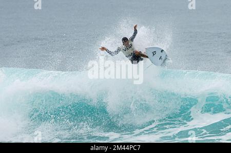 Haleiwa, HI, USA. 18.. Dezember 2022. Balram Stack gewinnt am 18. Dezember 2022 bei den Vans 2022 Pipe Masters bei der Banzai Pipeline in Haleiwa, HI. Kredit: Erik Kabik Photography/Media Punch/Alamy Live News Stockfoto